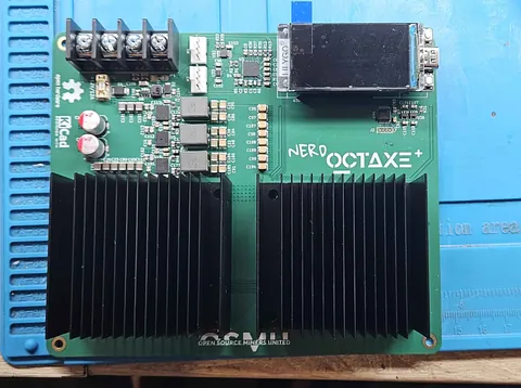 NerdOCTAXE+ board, assembled, with its display and two heatsinks